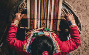 oitsa-peru-semana-santa-2020-mujer-tejiendo-cusco